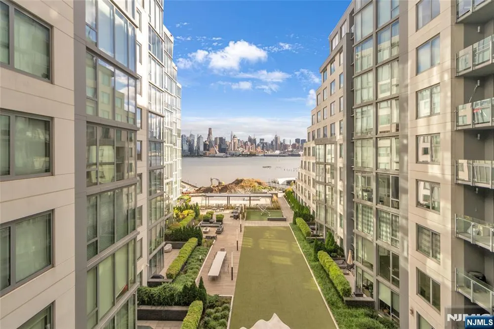 9 Ave At Port Imperial 712 West New York, NJ 07093