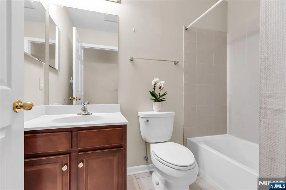 28 Forshee Circle Montvale, NJ 07645