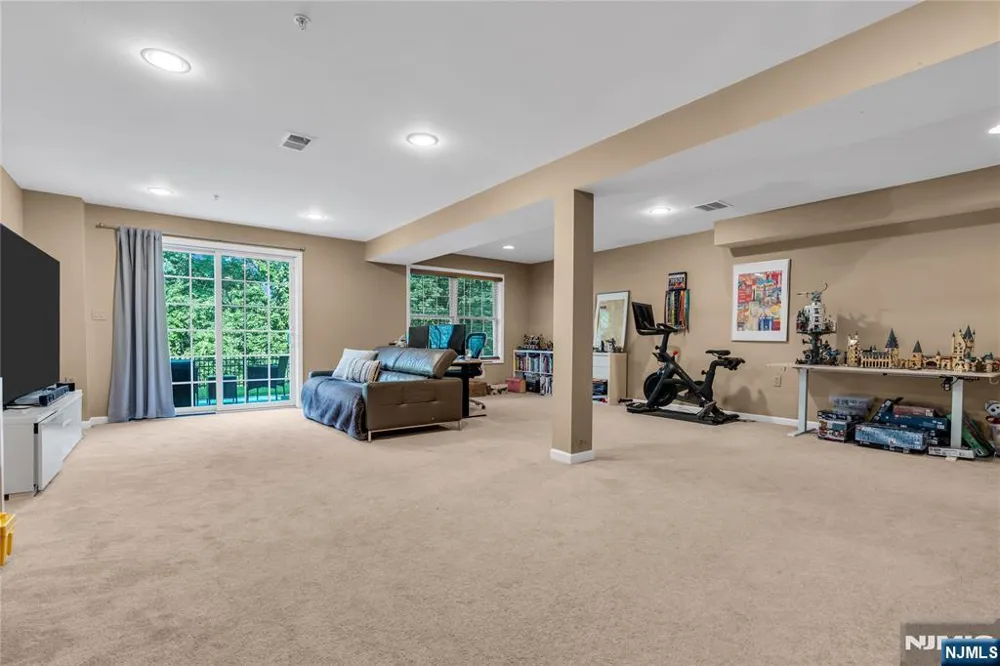 28 Forshee Circle Montvale, NJ 07645