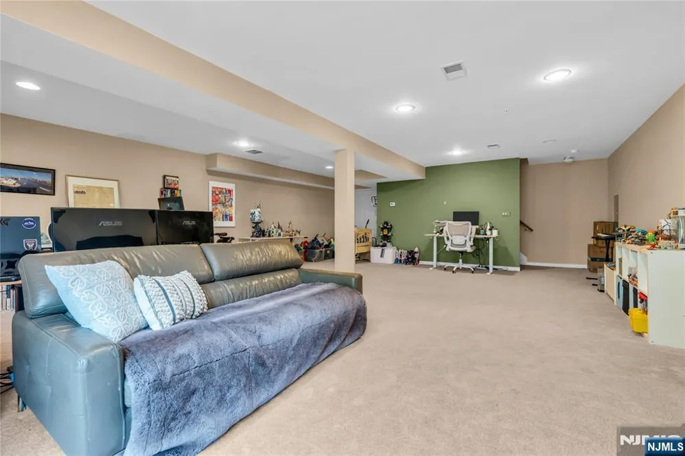 28 Forshee Circle Montvale, NJ 07645