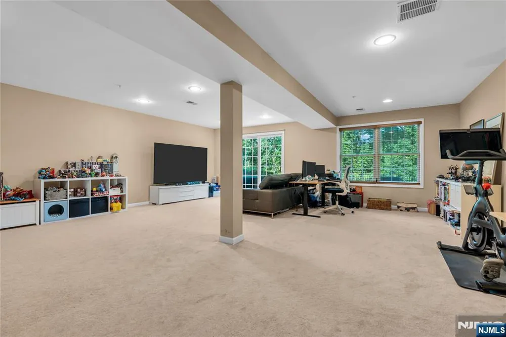 28 Forshee Circle Montvale, NJ 07645