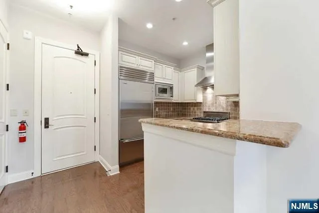 2315 The Plaza Plaza Tenafly, NJ 07670