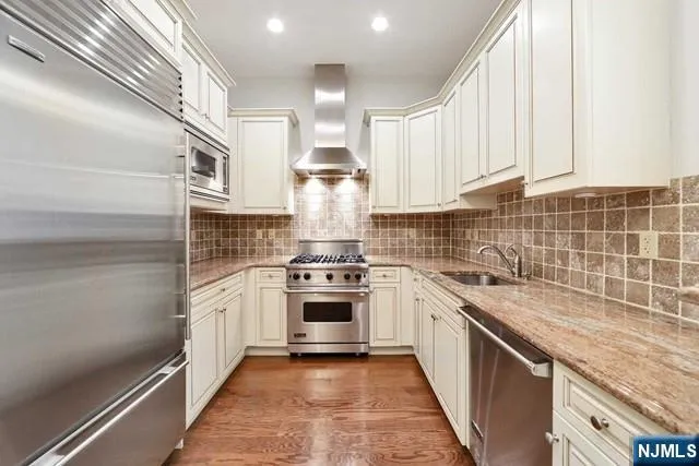 2315 The Plaza Plaza Tenafly, NJ 07670