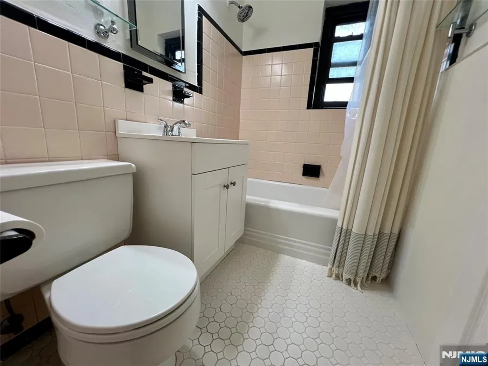 241 E Main Street 3A Bergenfield, NJ 07621