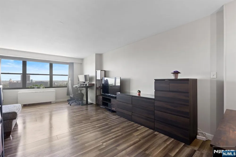 285 Aycrigg Avenue 15C Passaic, NJ 07055