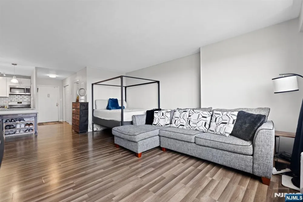 285 Aycrigg Avenue 15C Passaic, NJ 07055