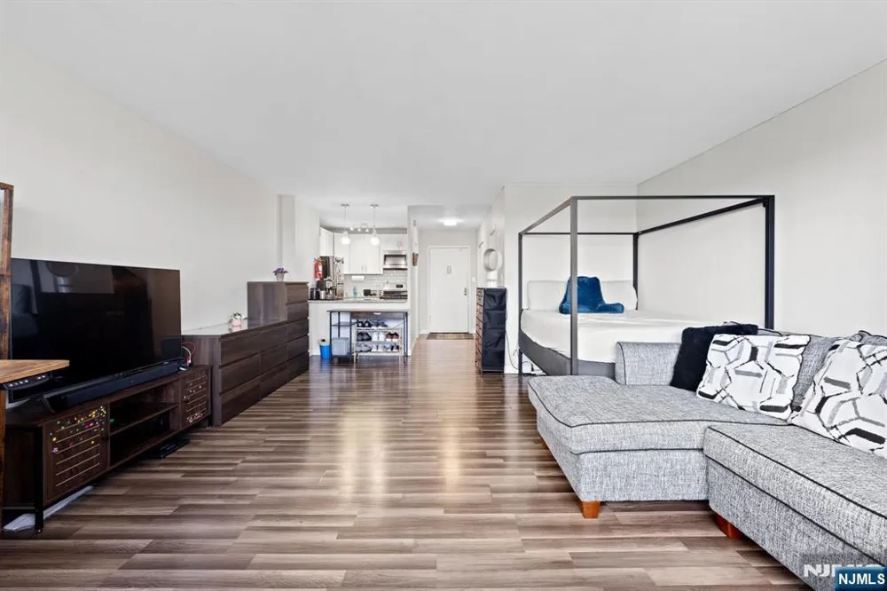 285 Aycrigg Avenue 15C Passaic, NJ 07055