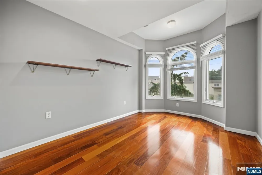 352 Gorge Cliffside Park, NJ 07010