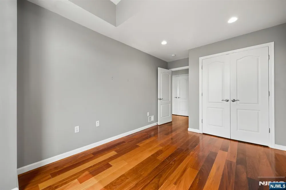 352 Gorge Cliffside Park, NJ 07010