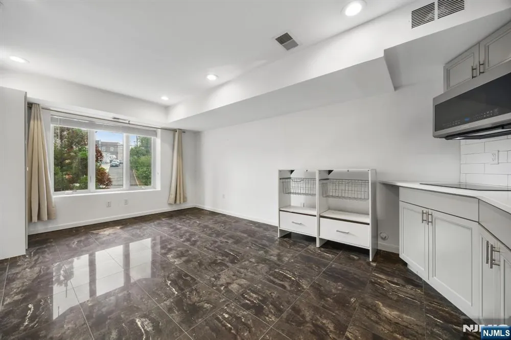 352 Gorge Cliffside Park, NJ 07010