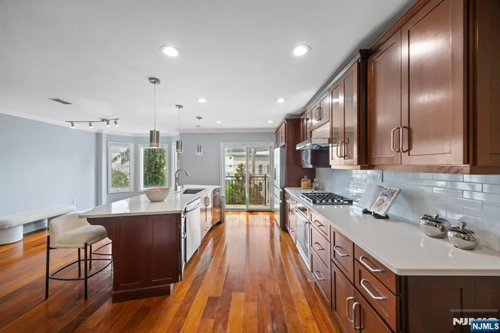 352 Gorge Cliffside Park, NJ 07010