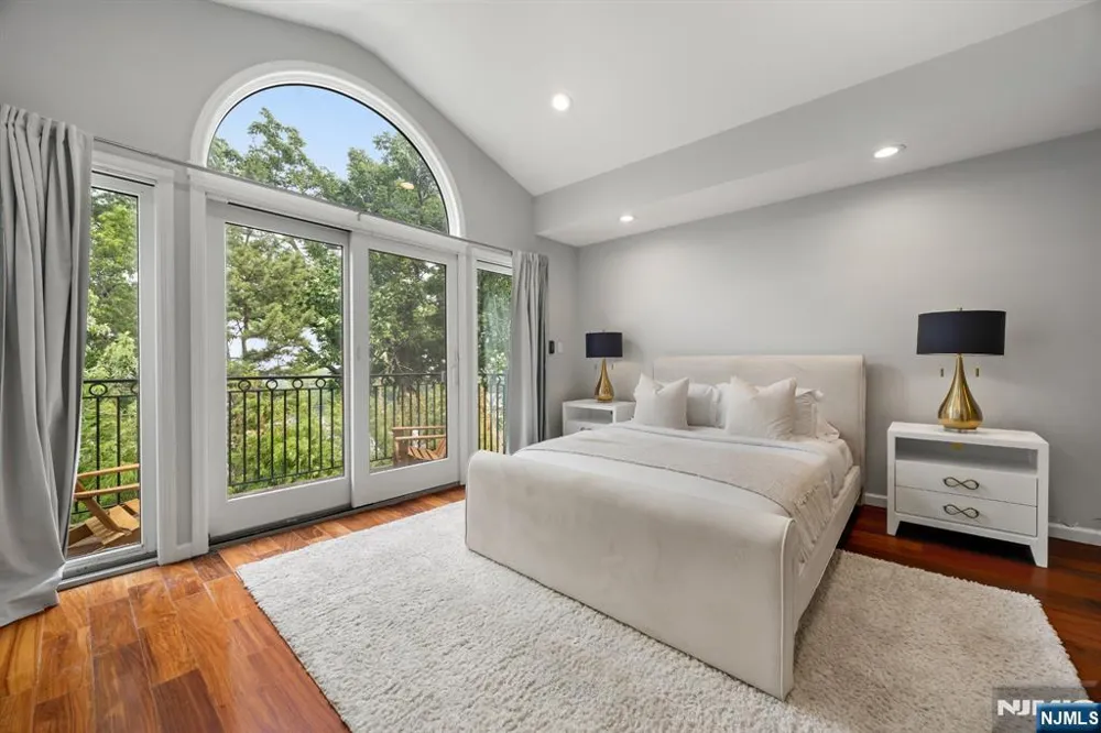 352 Gorge Cliffside Park, NJ 07010