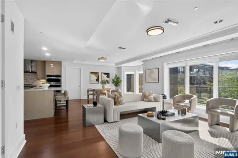 100 Eton Row 302