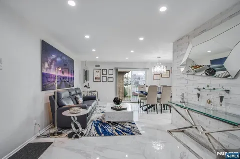 825 Riverside B202