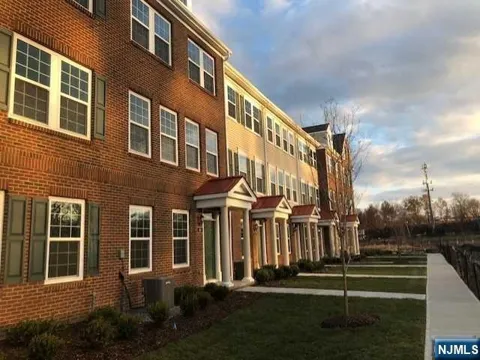 32 Litchfield Lane 403