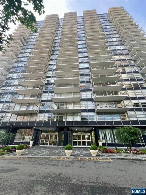 6050 Boulevard East 12D