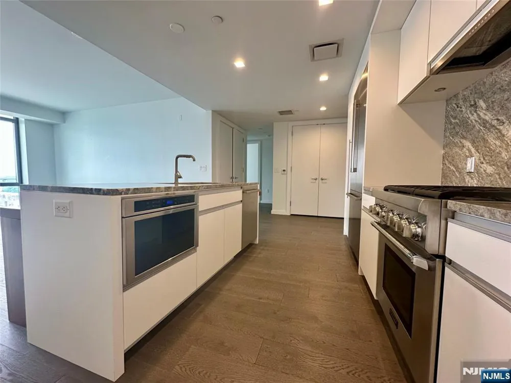 320 Adolphus Avenue 1411 Cliffside Park, NJ 07010