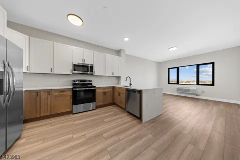 87 Mary St #504 Unit 504
