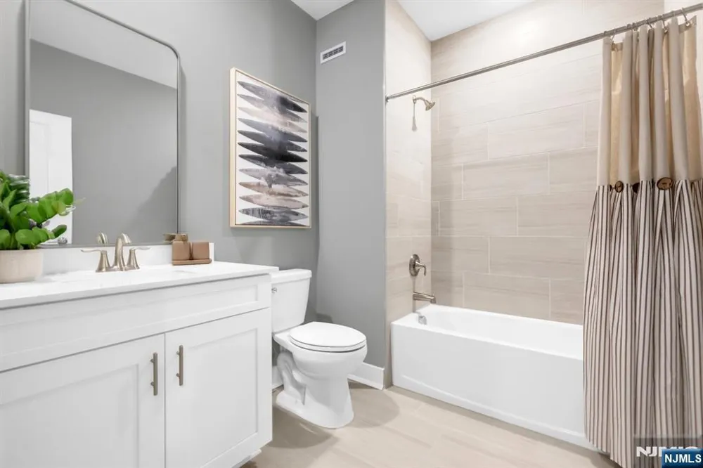14 Belmont Place Oakland, NJ 07436