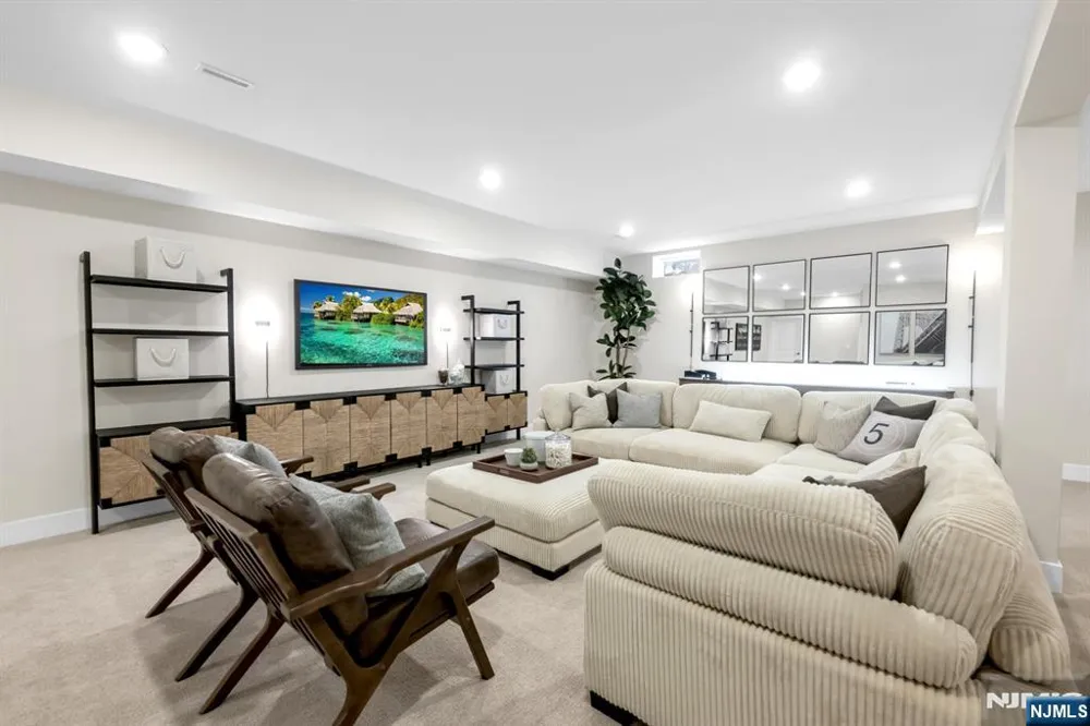 14 Belmont Place Oakland, NJ 07436