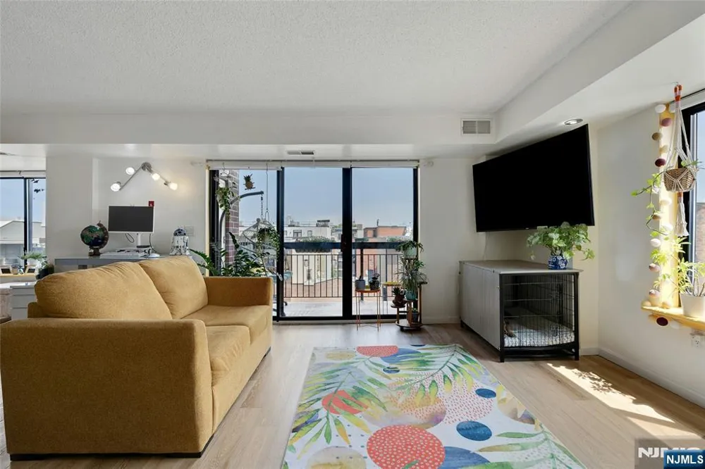 700 1st Street 6H Hoboken, NJ 07030
