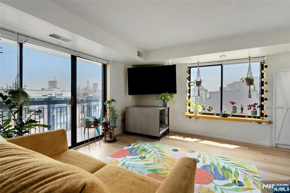 700 1st Street 6H Hoboken, NJ 07030