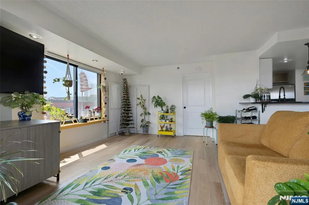 700 1st Street 6H Hoboken, NJ 07030