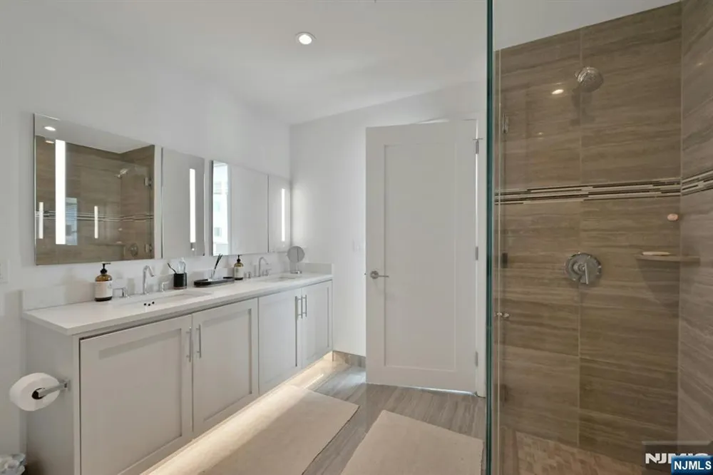 800 Ave At Port Imperial 910 Weehawken, NJ 07086