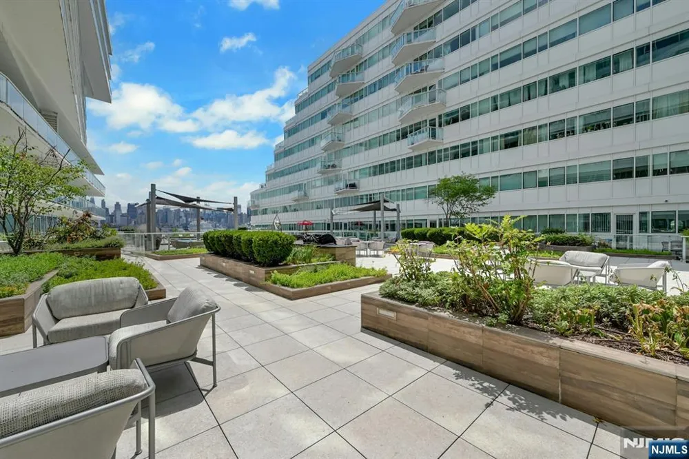 800 Ave At Port Imperial 910 Weehawken, NJ 07086