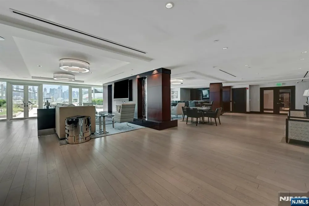 800 Ave At Port Imperial 910 Weehawken, NJ 07086