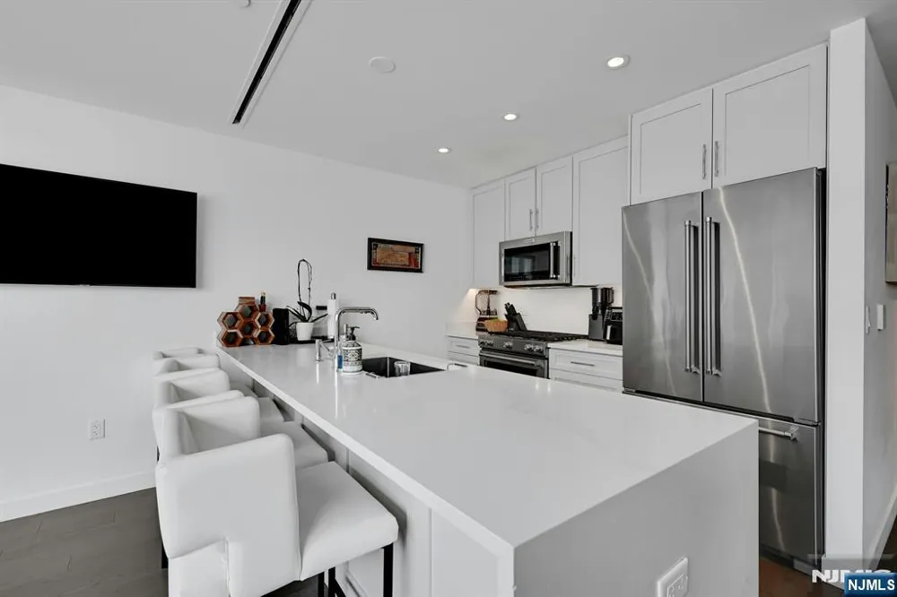800 Ave At Port Imperial 910 Weehawken, NJ 07086