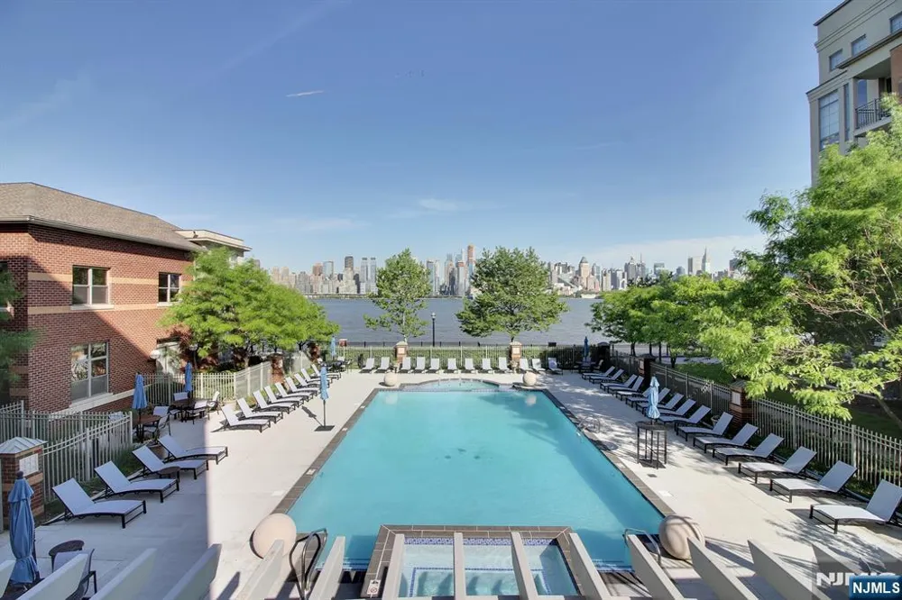 24 Ave At Port Imperial 205 West New York, NJ 07093