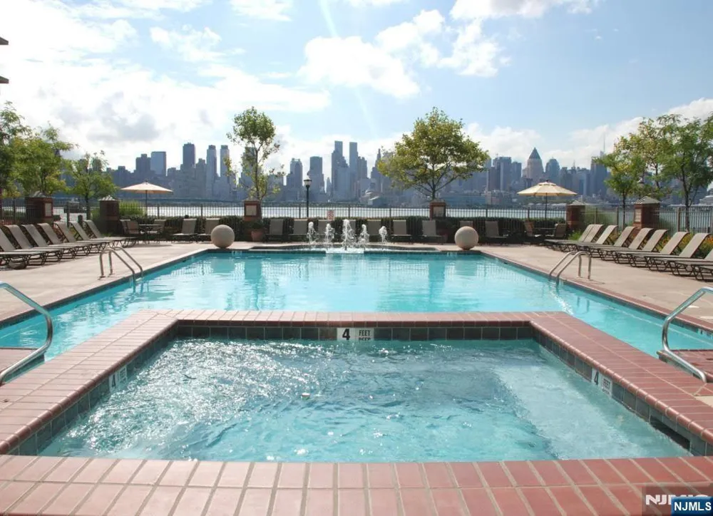 24 Ave At Port Imperial 205 West New York, NJ 07093