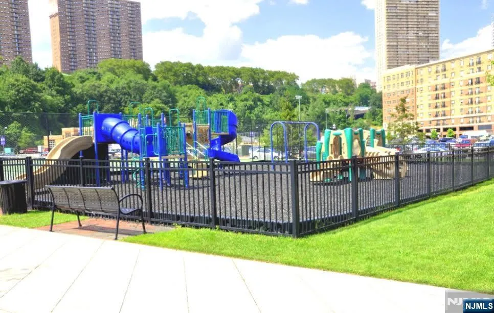 24 Ave At Port Imperial 205 West New York, NJ 07093