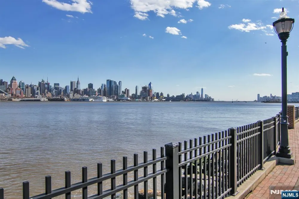24 Ave At Port Imperial 205 West New York, NJ 07093