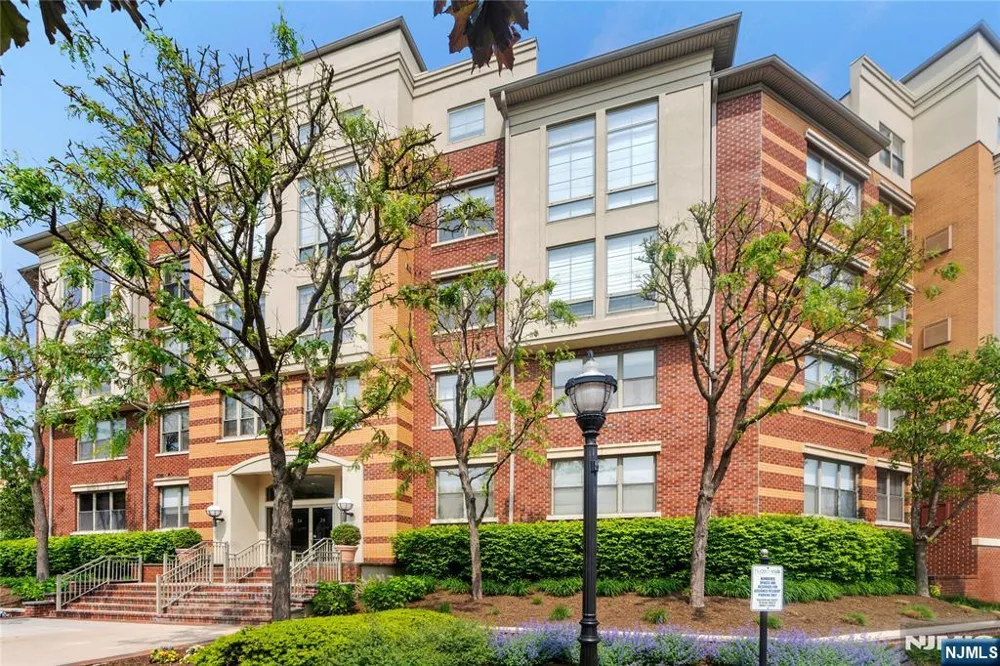 24 Ave At Port Imperial 205 West New York, NJ 07093