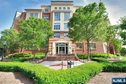 24 Ave At Port Imperial 205 West New York, NJ 07093
