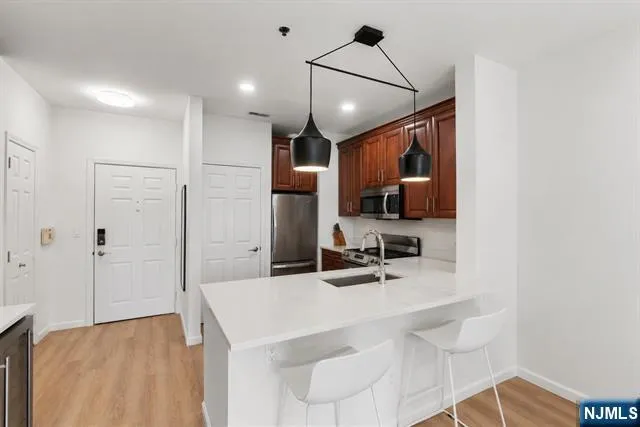 24 Ave At Port Imperial 205 West New York, NJ 07093
