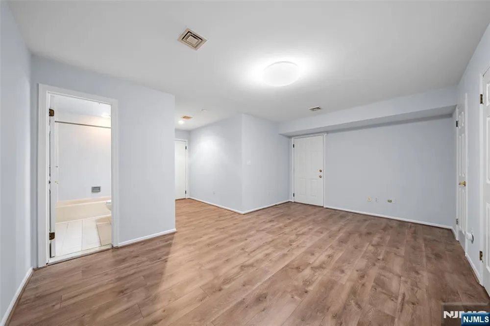 531 Windsor Drive Palisades Park, NJ 07650