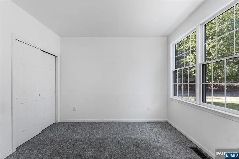 34 Spring Hollow Old Tappan, NJ 07675