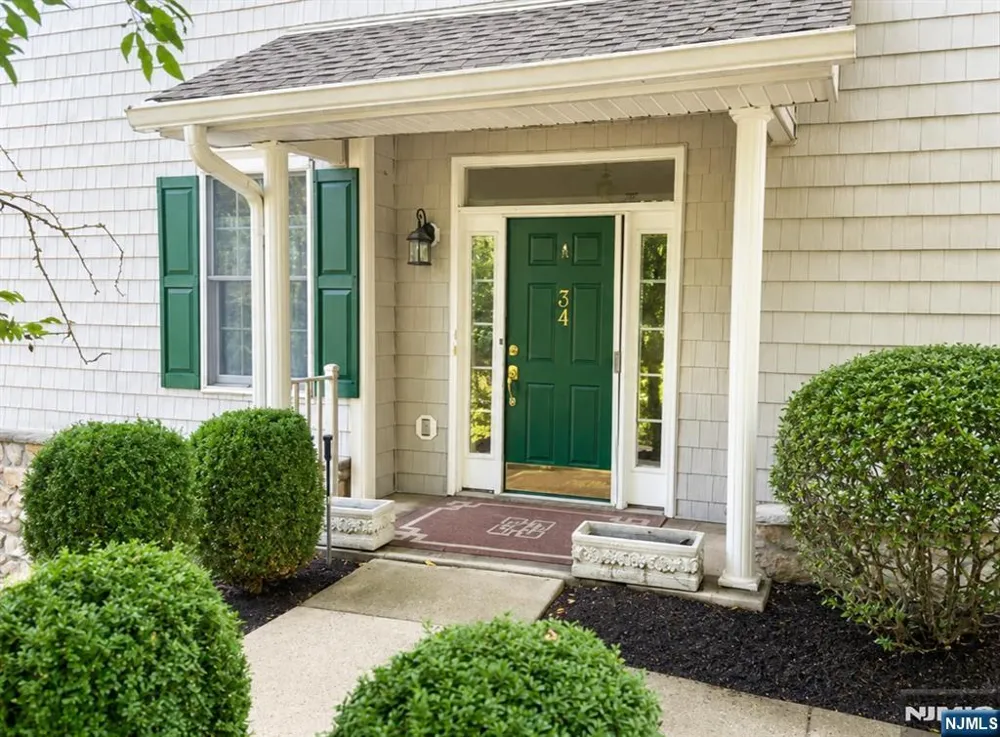34 Spring Hollow Old Tappan, NJ 07675