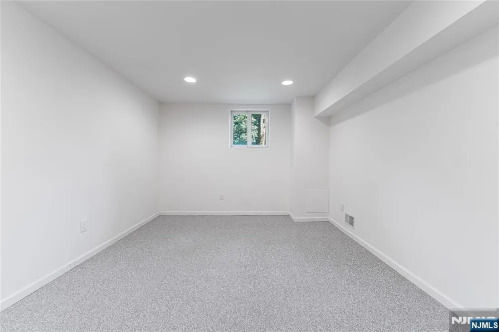 34 Spring Hollow Old Tappan, NJ 07675