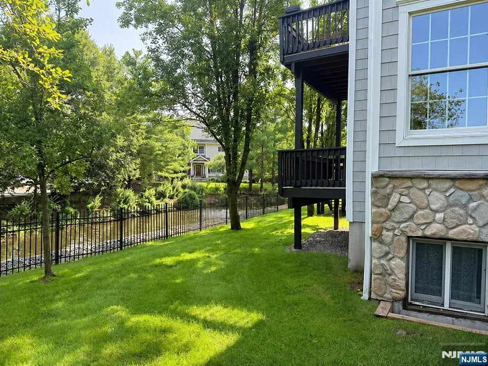 34 Spring Hollow Old Tappan, NJ 07675