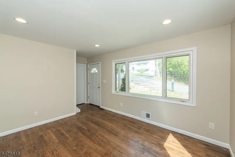 537 Dell Rd Mount Arlington, NJ 07850