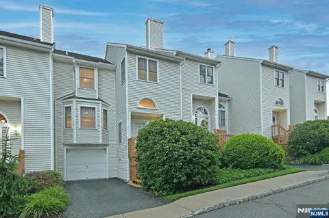 6 Erin Way 404