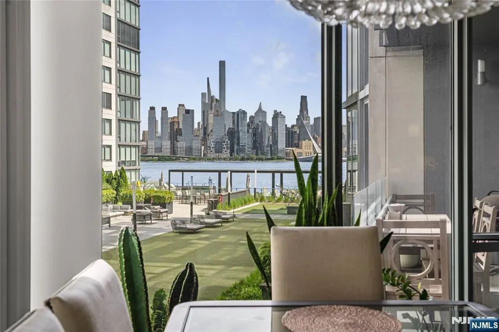 9 Ave At Port Imperial 414 West New York, NJ 07093