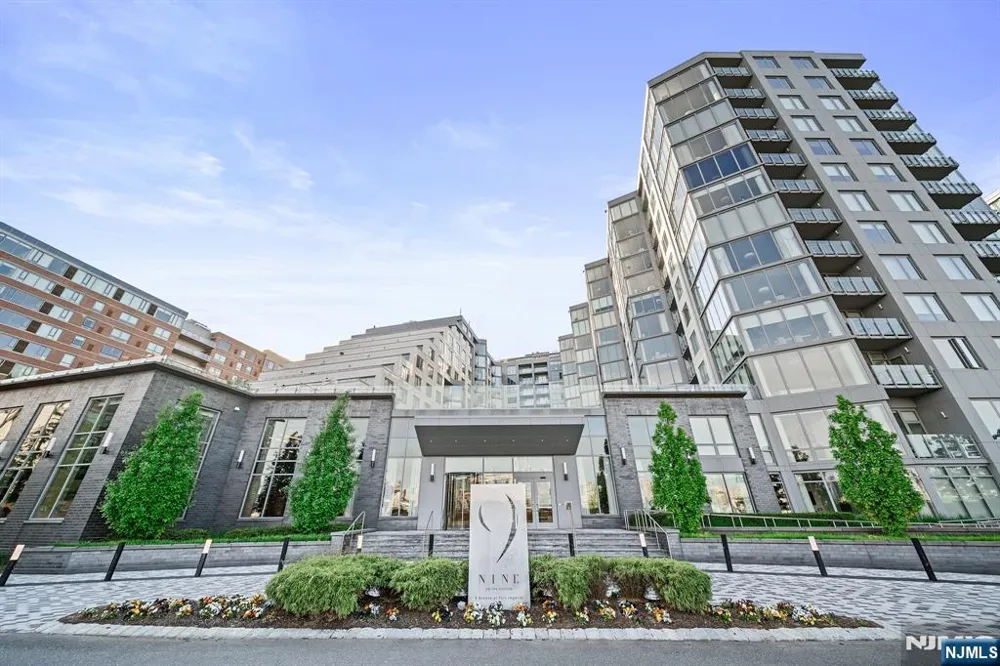 9 Ave At Port Imperial 414 West New York, NJ 07093