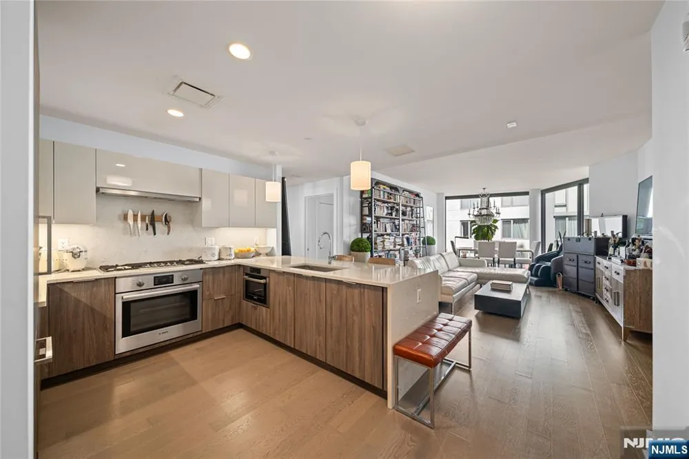 9 Ave At Port Imperial 414 West New York, NJ 07093
