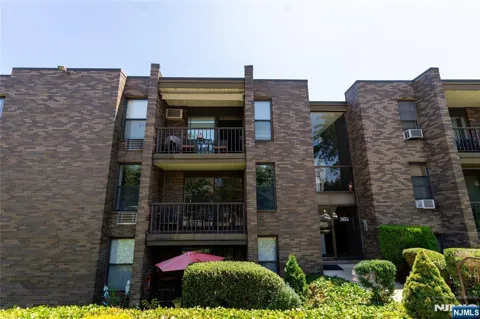 365 River Road E