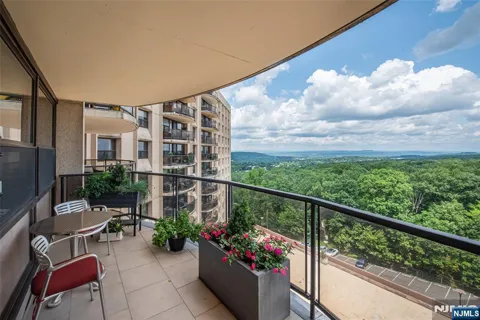2 Claridge Drive 8HW